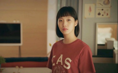 Wearing Yumi&#039;s cells &quot;Actress Goeun Kim&quot; (EAS half logo T-shirt burgundy color)